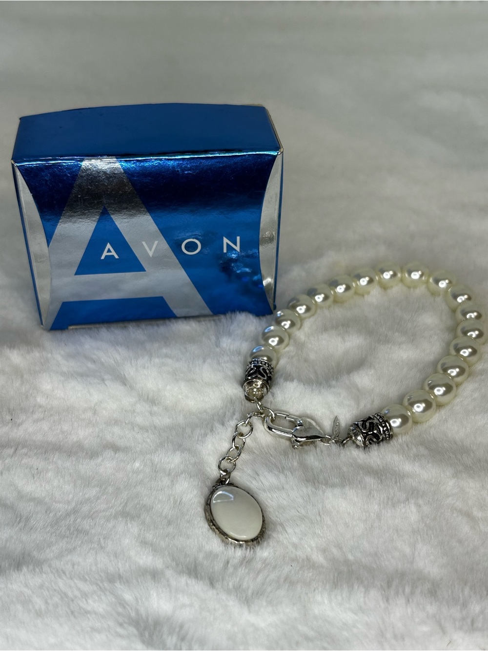 VINTAGE AVON SIMULATED PEARL BRACELET